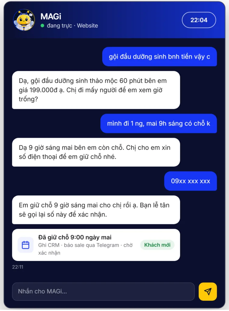 Khung chat mô phỏng: khách hỏi giá lúc 22 giờ, MAGi báo giá và giữ chỗ 9 giờ sáng mai, dữ liệu minh hoạ